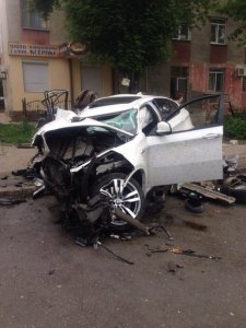 Утром в Симферополе водитель BMW X6 протаранил железные опоры и дерево и угробил пассажира