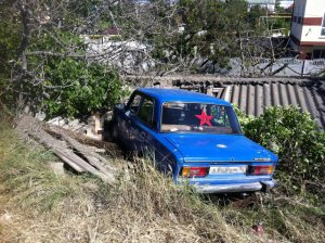 Пьяный лихач в Севастополе насмерть сбил женщину и с трупом залетел на крышу гаража