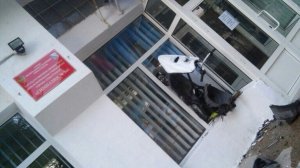 В Севастополе в окне школы застрял скутер
