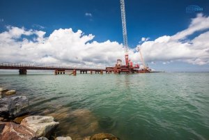 Самый сложный элемент Крымского моста – судоходную арку – уже начали  собирать в Керчи