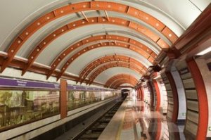 Пара занялась бурным сексом на глазах удивленных пассажиров метро Санкт-Петербурга