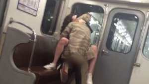 Пара занялась бурным сексом на глазах удивленных пассажиров метро Санкт-Петербурга