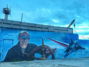 Путин уже традиционно становится героем граффити в Крыму
