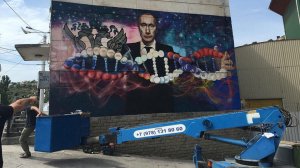 Путин уже традиционно становится героем граффити в Крыму