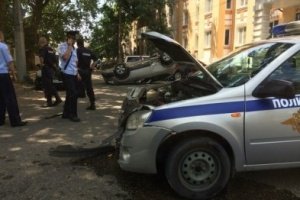 В Симферополе иномарка опрокинулась после столкновения с машиной полиции