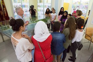 «Русская гуманитарная миссия» познакомила школьниц Палестины с культурой и историей России