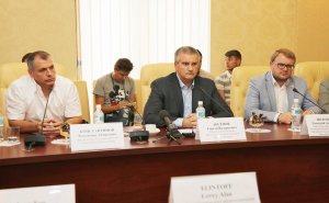 Аксенов провел встречу с иностранными журналистами