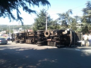 На трассе в Крыму опрокинулся грузовик с 18 тоннами вина «Массандры» 