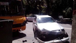В Симферополе Audi А6 протаранила автобус: четверо пострадали
