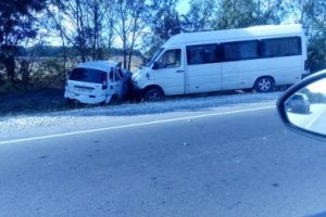 На въезде в Симферополь микроавтобус врезался в Lada Kalina