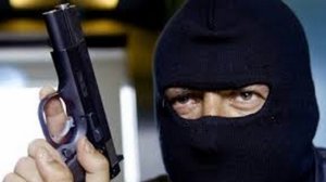 В самом центре Керчи преступник с оружием ограбил магазин