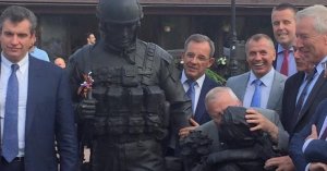 Киев обиделся на парламентариев из Франции за фото с «зеленым человечком» в Крыму