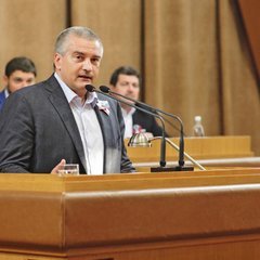 Аксенов объяснил: вице-премьер Крыма Янаки пошел в отставку, чтобы заняться ...