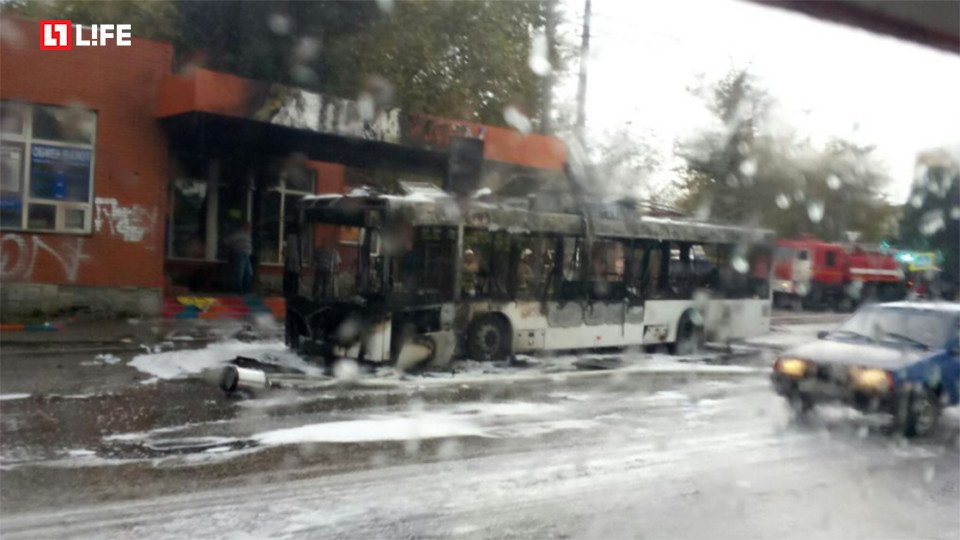 На дороге в Симферополе зажегся троллейбус с пассажирами