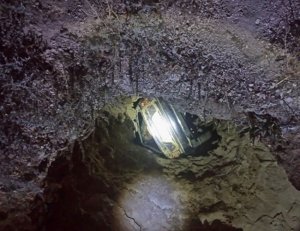 В Крыму машина рухнула с обрыва и застряла в скале