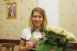 Аксенов наградил медалью серебряную призерку Олимпиады-2016 из Крыма