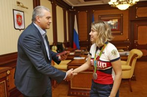 Аксенов наградил медалью серебряную призерку Олимпиады-2016 из Крыма