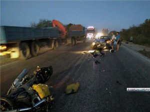 Жуткое столкновение мотоцикла и иномарки на въезде в Керчь: есть пострадавшие