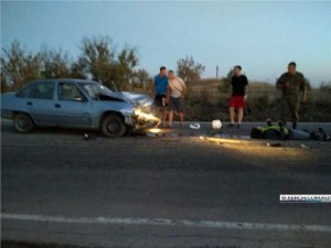 Жуткое столкновение мотоцикла и иномарки на въезде в Керчь: есть пострадавшие