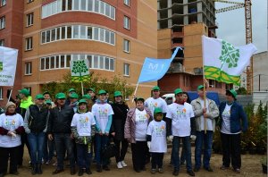 В Одинцовском районе Подмосковья «М1 Девелопмент» высадила десятки саженцев новых деревьев