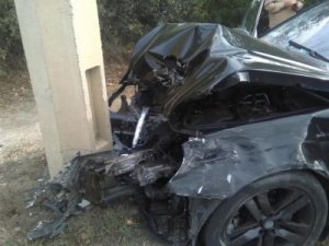 На трассе Симферополь – Алушта Mercedes протаранил бетонный столб, есть пострадавшие
