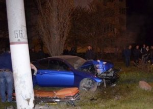 В Крыму Mitsubishi протаранила столб – погибли  два человека, есть пострада ...