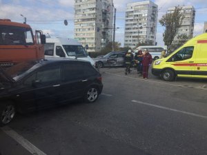 В Севастополе две иномарки не смогли разъехаться с КамАЗом