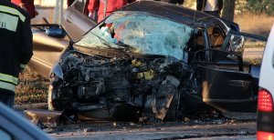 Под Брянском в столкновении «ВАЗ» и Volkswagen пострадали люди – искореженное авто разрезали спасатели