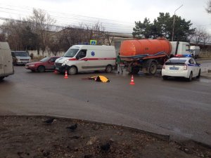 В Симферополе под колесами грузовика погиб пешеход