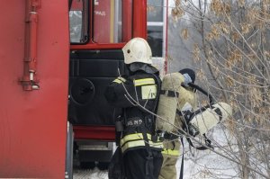 Сотрудники МЧС спасли из пожара в Мирном пенсионерку