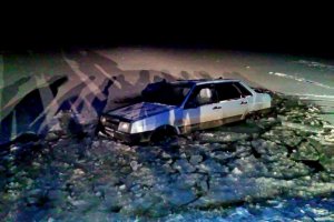 В Симферополе пять человек провалились под лед на машине