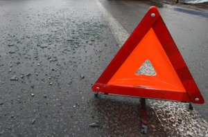 Ночное ДТП под Симферополем: ВАЗ опрокинулся на скользкой дороге, двое пострадавших
