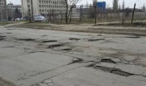 В Симферополе дорога развалилась после прошлогоднего ремонта