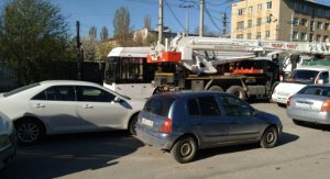 В Симферополе троллейбус столкнулся с автокраном