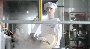 В Китайской студенческой столовой поваром работает робот