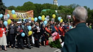 В Киеве шествие "Бессмертный полк" закидали дымовыми шашками