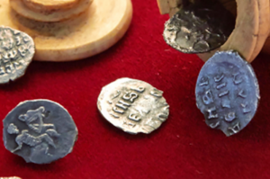 В шахматную фигурку слона из обнаруженного в Москве клада были спрятаны монеты 16 века