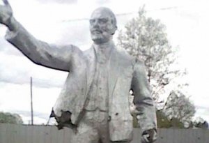 В Амурской области группа молодчиков разгромила памятник Ленину