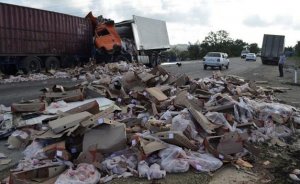В Керчи люди разворовали 10 тонн кур из попавшей в аварию фуры