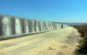 Турция закончила возведение 700-километровой стены на границе с Сирией