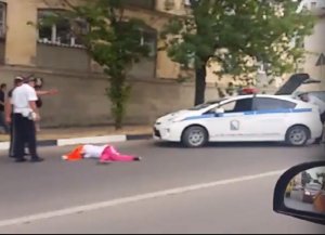 В Севастополе под колеса автобуса попала сотрудница дорожной службы