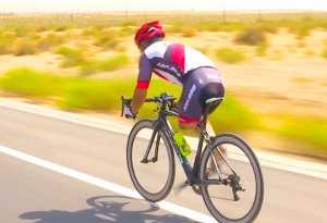 На соревновании по велоспорту в Ухае велосипедист-инвалид собирается покорить пустыню