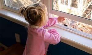 В Севастополе из окна седьмого этажа выпала 2-летняя девочка