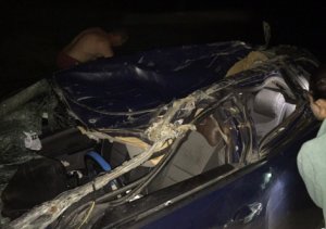 В Крыму легковой автомобиль слетел с моста под электричку