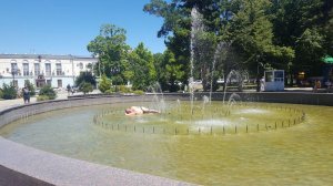Житель Симферополя на праздновании Дня ВДВ уснул в фонтане