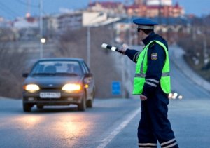 Крымский водитель, защемивший руку инспектора стеклом, может сесть в тюрьму на 10 лет