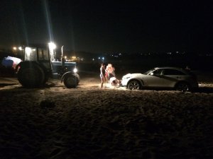 На пляже Учкуевка в Севастополе трактор вытащил увязший в песке автомобиль