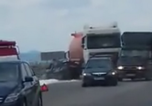 В Крыму бензовоз столкнулся с легковым автомобилем