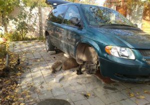 Житель Феодосии попал под колеса собственного автомобиля