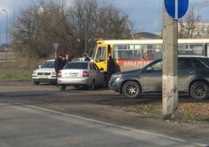 В Симферополе не разминулись “Лада” и маршрутный автобус